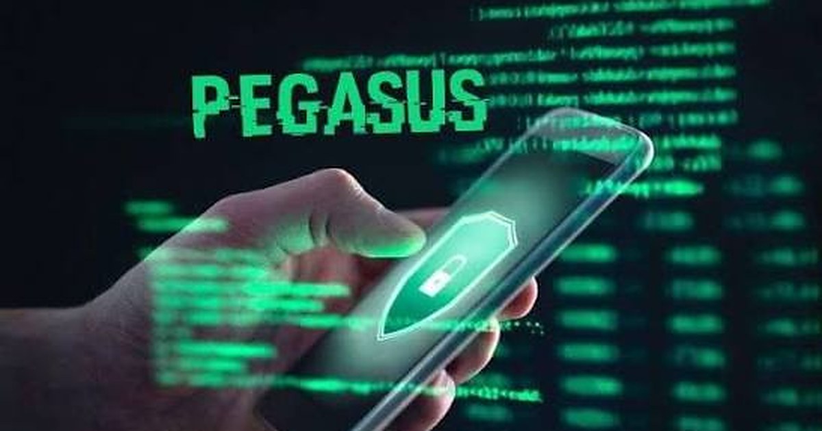 Dłoń trzymająca smartfon z ikoną kłódki na tle zielonego kodu i napisu Pegasus